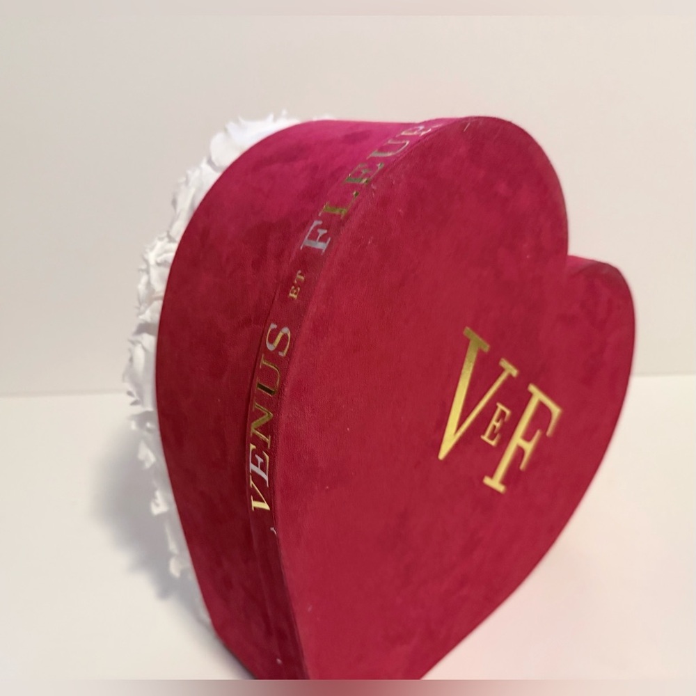Venus Et Fleur Large Heart-Shaped Box with 36 Eternity White Roses - Picture 16 of 16